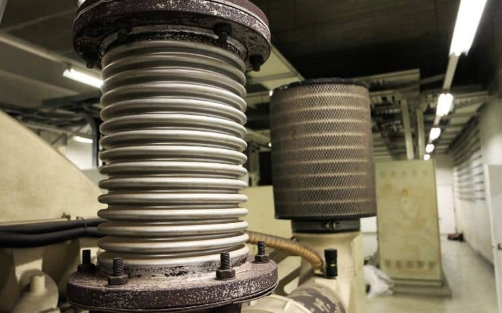 Rubber Bellows vs Metal Bellows Expansion Joints