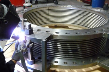 Fabricating metal expansion joint with control rods