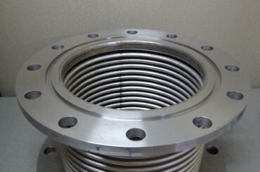 Metal expansion joint with O-ring flanges for vacuum service