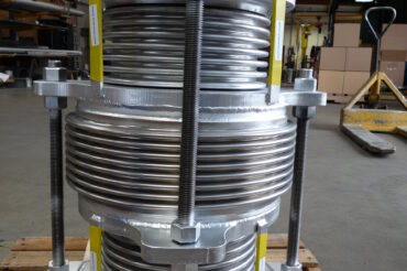 Inline pressure balanced expansion joint with flanged ends