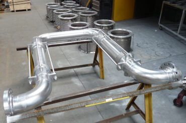U-loop expansion joint with tied universal bellows